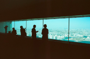 Desvende as dinâmicas ocultas da sua Cultura Organizacional. Ilumine sombras e lealdades invisíveis para um ambiente de trabalho próspero e coeso.
